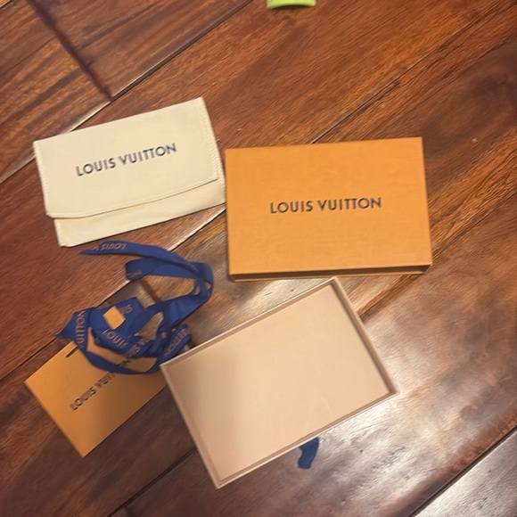 Louis Vuitton Gift Box with Duster - Picture 1 of 3
